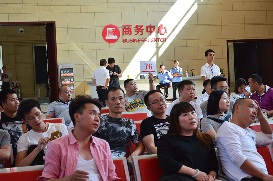 竞价激烈的拍卖现场 